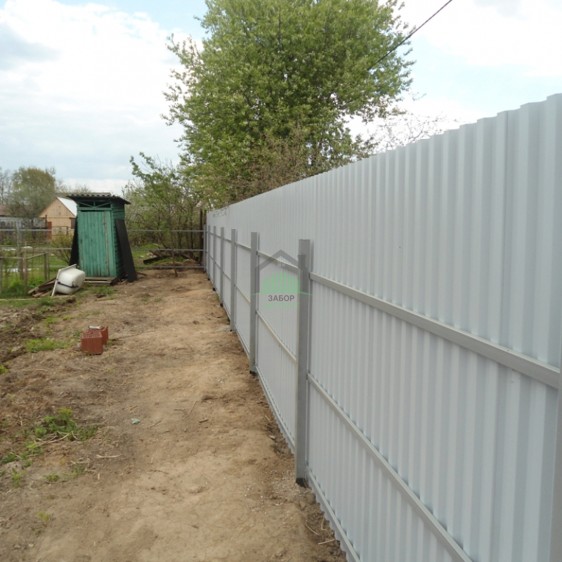 Забор из профнастила с утрамбовкой щебнем 12 соток в Куровском