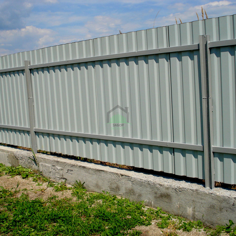 Забор из профнастила на ленточном фундаменте 60 метров в Куровском