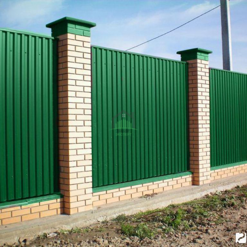 Забор из профнастила с кирпичными столбами 15 соток в Куровском