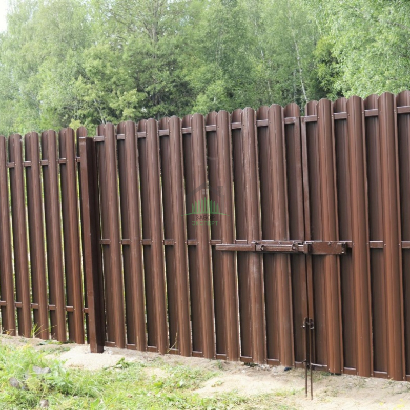 Заборы из евроштакетника с бетонированием столбов 25 метров в Куровском