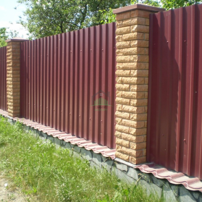 Забор из профнастила с кирпичными столбами 30 метров в Куровском