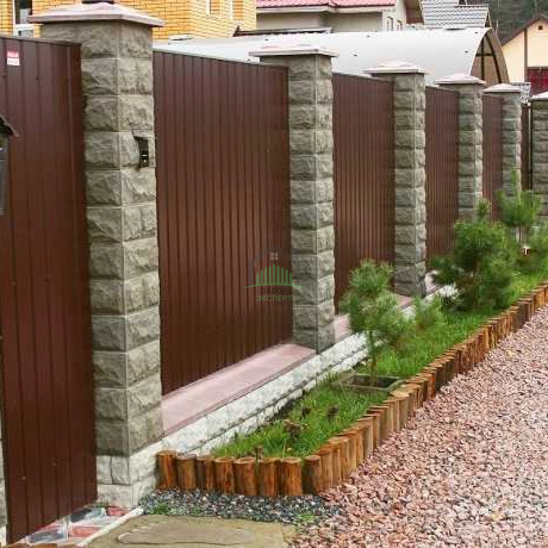 Забор из профнастила с кирпичными столбами 152 метра в Куровском