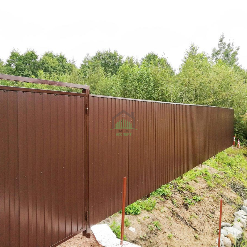 Забор из профнастила с бетонированием столбов 70 метров  в Куровском 