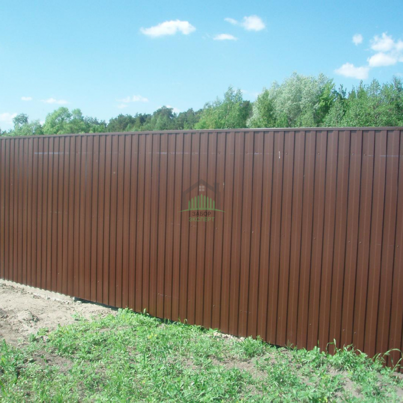 Забор из профнастила с утрамбовкой щебнем 18 метров в Куровском